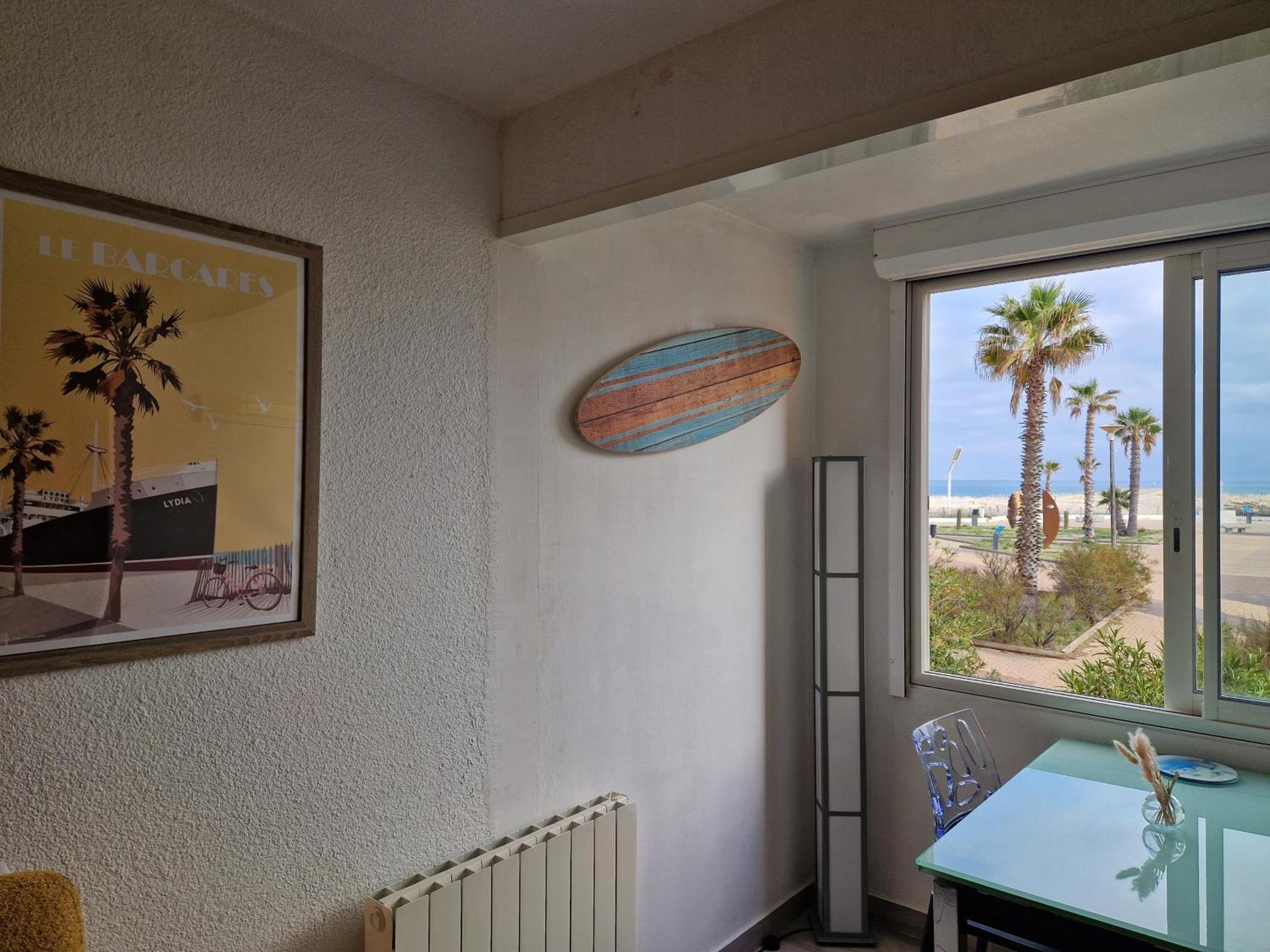 Apartment Front De