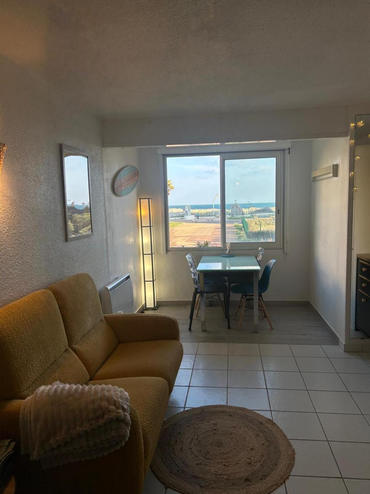 Apartment Front De *